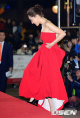 组图：严志媛红色抹胸裙亮相 妩媚风情秀美乳