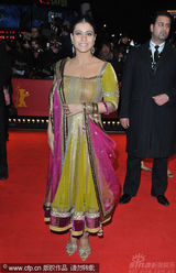 幻灯图：《可汗》首映 女星着印度传统服饰华丽迷人