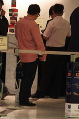 组图：吕方独自现身电影院样貌憔悴