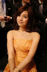 组图：陈妍希清新恬美 香槟色抹胸长裙亮相派对