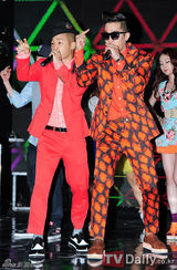 组图：韩组合Mighty Mouth新专辑首唱会战衣抢眼