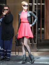 高清组图：埃文-雷切尔-伍德街拍 皮衣配红裙