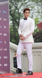 组图：金汎(金范)白色西装潇洒挺拔俊朗迷人