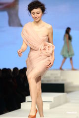 组图：袁泉产后复出粉嫩走秀 优雅秀香肩显成熟