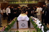 组图：央视主持人王欢遗体告别 涂经纬友痛哭