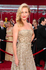 高清图：奥斯卡红毯 卡梅隆-迪亚兹金裙映衬小金人