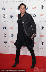 幻灯图：群星齐聚电影节之夜活动 布吉特举止出位