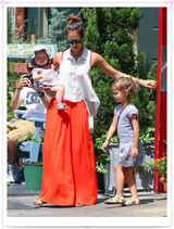 组图：杰西卡-阿尔芭携女现身装扮抢眼