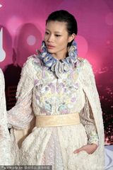 组图：汪峰前女友葛荟婕搂型男亮相 秀性感丰唇