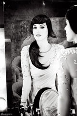 组图：凯蒂-佩里写真秀香肩性感美艳