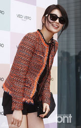 组图：金莎朗秀智等戴墨镜出席活动 秀性感美腿