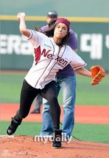组图：米歇尔-罗德里格兹为韩国棒球赛开球