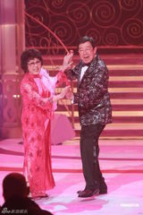 组图：群星为慈善献唱 林峰风沙磨皮关心妍上围缩水