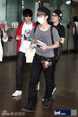 组图：韩团SISTAR与MBLAQ亮相机场赴美演出