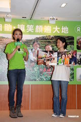 组图：容祖儿分享昆明探访感受 贺好友谢霆锋封帝