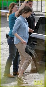 组图：妮可基德曼告别金发！黑发造型拍摄新片