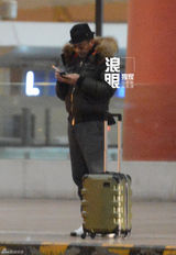 独家：王学兵喜得子回京 机场借打火机坐豪车