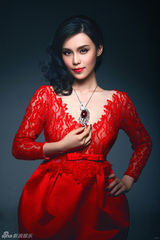 组图：韩丹彤红色魅影写真大片 演绎惊悚女王