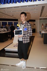 组图：谢婷婷与古天乐出席活动 曝谢贤老花打错电话