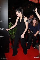 组图：汪诗诗出席杂志揭幕礼 时尚干练美丽动人