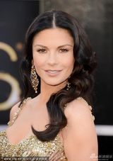 组图：凯瑟琳-泽塔琼斯携老公道格拉斯秀恩爱