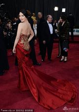 组图：奥利维亚-穆恩大红刺绣礼服显东方韵味