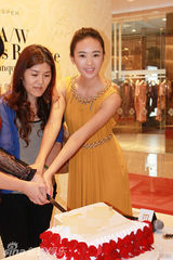 组图：童瑶活动森女气质 黄裙红鞋时尚魅力