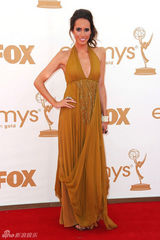 组图：艾美奖红毯 路易丝-罗伊挂脖长裙小晒事业线