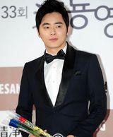 组图：赵政锡帅气亮相红毯 黑色西服潇洒帅气