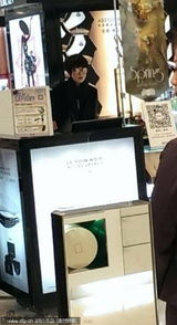 组图：马伊琍独自逛街表情落寞网友称血拼减压