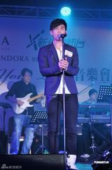 组图：薛凯琪陈奂仁G.E.M携手演出为母亲节献歌