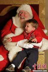 组图：被圣诞老人吓哭的孩子们