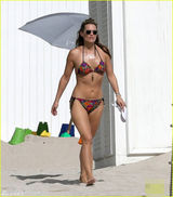 组图：超模西姆斯抱萌娃海边度假 比基尼秀B奶