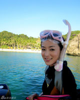 幻灯图：何彦霓学习潜水照曝光 提倡健康生活