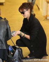 高清组图：阿尔芭狂买打折货 小奥诺蹒跚学走路