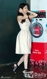 组图：韩星郑丽媛着淡雅连衣裙亮相品牌活动