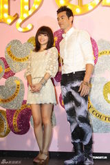 组图：阿Sa清秀出席发布会 笑容满面避提感情问题