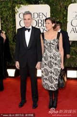 组图：丹尼尔-戴-刘易斯携妻子亮相秀恩爱