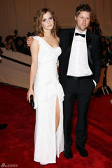 高清组图：纽约大都会庆典 艾玛-沃特森秀香肩