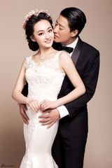 组图：于震与辛月甜蜜婚纱照曝光