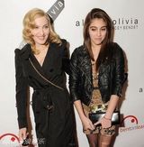 组图：55岁麦当娜17岁爱女性感照 透视装秀酥胸