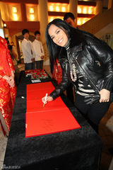 高清图：韦唯携三子首度同台献艺 成龙赞教子有方