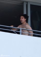 组图：汤姆-克鲁斯半裸载歌载舞 泳池玩水仍绅士