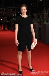 高清：《未来》首映礼 女导演米兰达挽两男走红毯