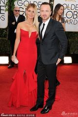 组图：《绝命毒师》保罗-艾伦出席红毯喜笑颜开