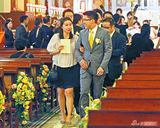 组图：霍启刚郭晶晶出席婚宴 被问孕事接受祝福