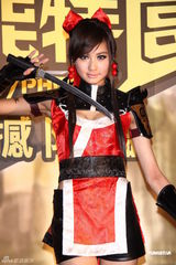 组图：蔡依林女王装代言网游 笑谈新专辑走光