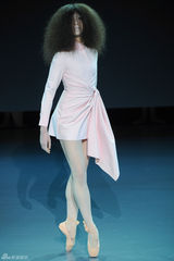 组图：荷兰芭蕾舞团时尚走秀 复古鬼魅感有趣