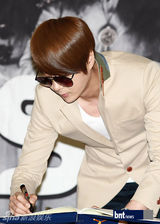 组图：韩国组合神话两人一组3地办签名会谢粉丝