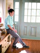 组图：何明翰写真亲和出境 演绎悠闲家居时光 